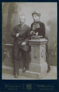 waarschijnlijk Louis Frederik MG (1840-1916) en Emma Agatha Louisa Fromberg (1846-1898)